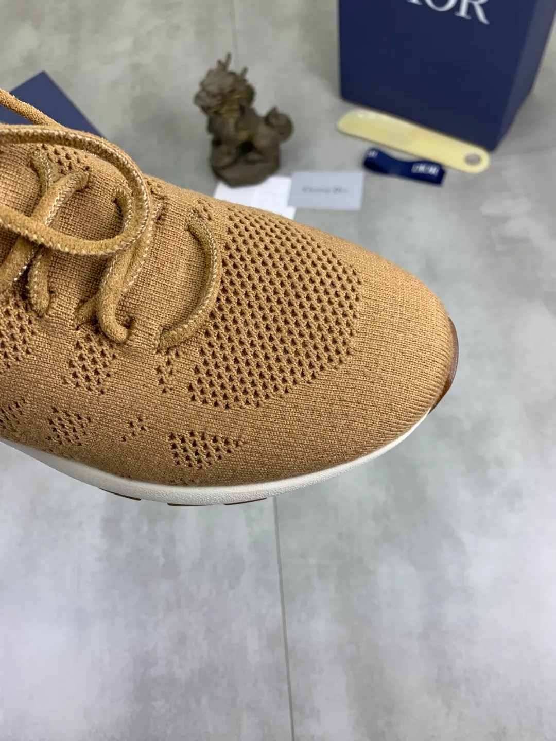 Men's men's shoes P400 new Dior Tech sneakers 2026 early spring series new products, with fashionable details, highlighting retro aesthetics. The fly-knit upper is spliced ​​with the sides of apricot transparent mesh fabric, and the leading edge of the upper window is laminated with high-frequency flat ironing and counter-pressure. The original craftsmanship is beautiful, comfortable and does not fall off. The interior is made of tonal sheep lining, which is soft and comfortable. The heel and tongue are embellished with the Paris logo. The textured TPU soles with the same tonal logo add to the high-end style.  Code number: 38-45 (46 customized)